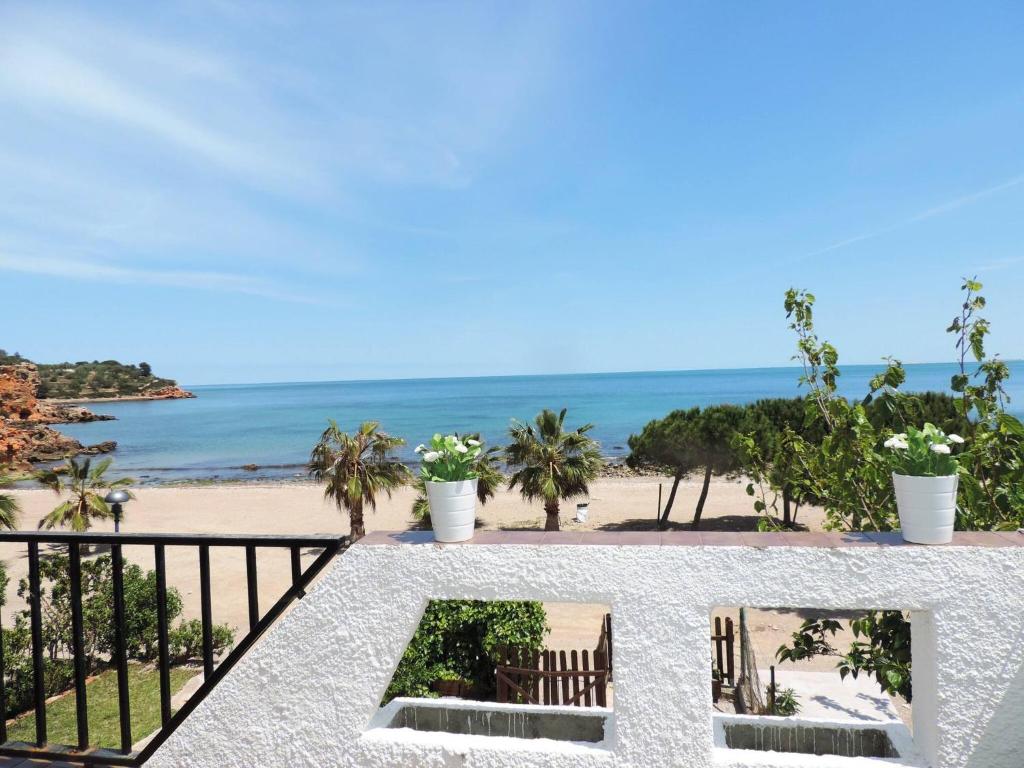 安波拉Baconer - Casa en l'Ampolla con jardín privado y acceso directo al mar - Deltavacaciones的享有海滩美景的阳台