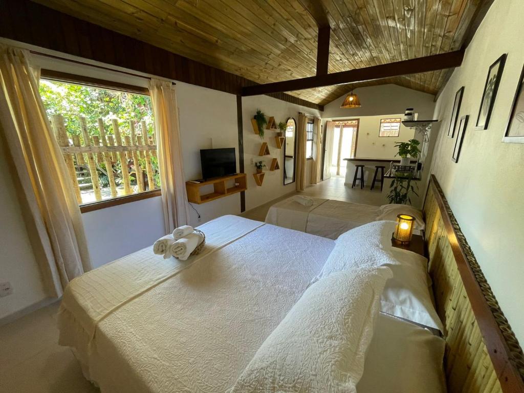 帕拉蒂Villa Tiê Paraty的卧室里有一张床，床上有一只泰迪熊