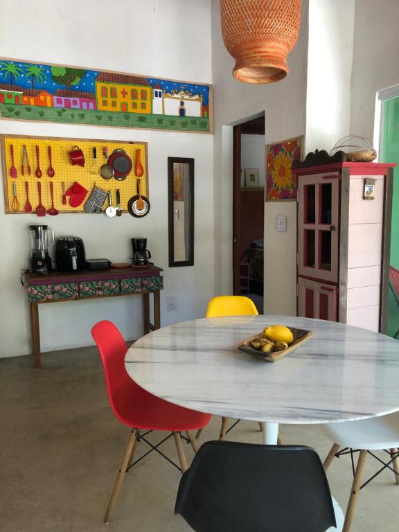 桑塔克鲁茨卡巴利亚Casa Pintassilgo mini的用餐室配有桌椅和果盘