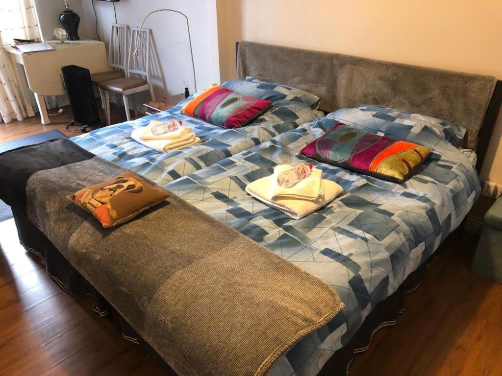 Cosy apartment for 2 just 5 mins from Newbridge的客房内的两张床和枕头