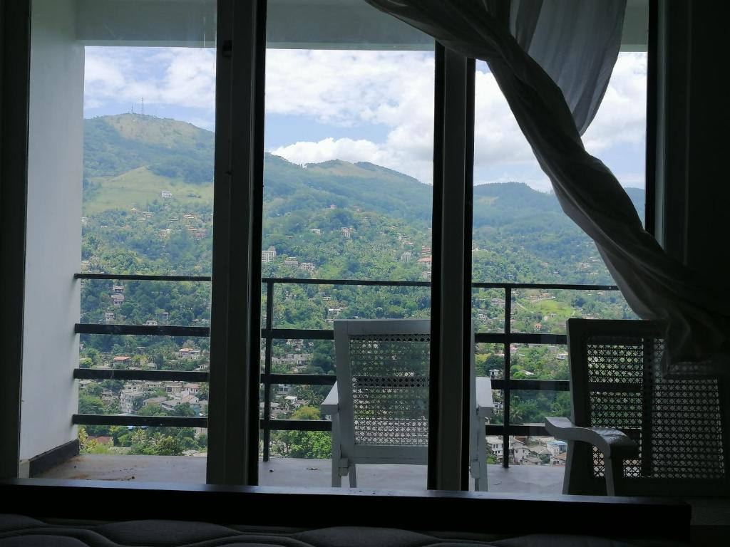 康提Glenview hotel & homestay的客房设有山景窗户。