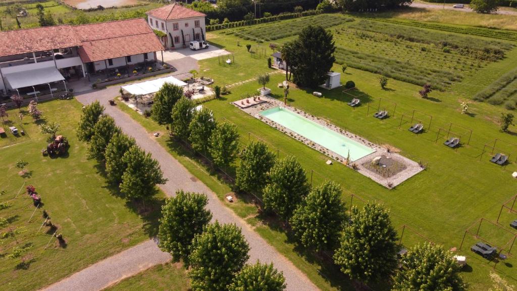 BregnanoAzienda agricola La Macina的享有带游泳池和树木的庄园的空中景致