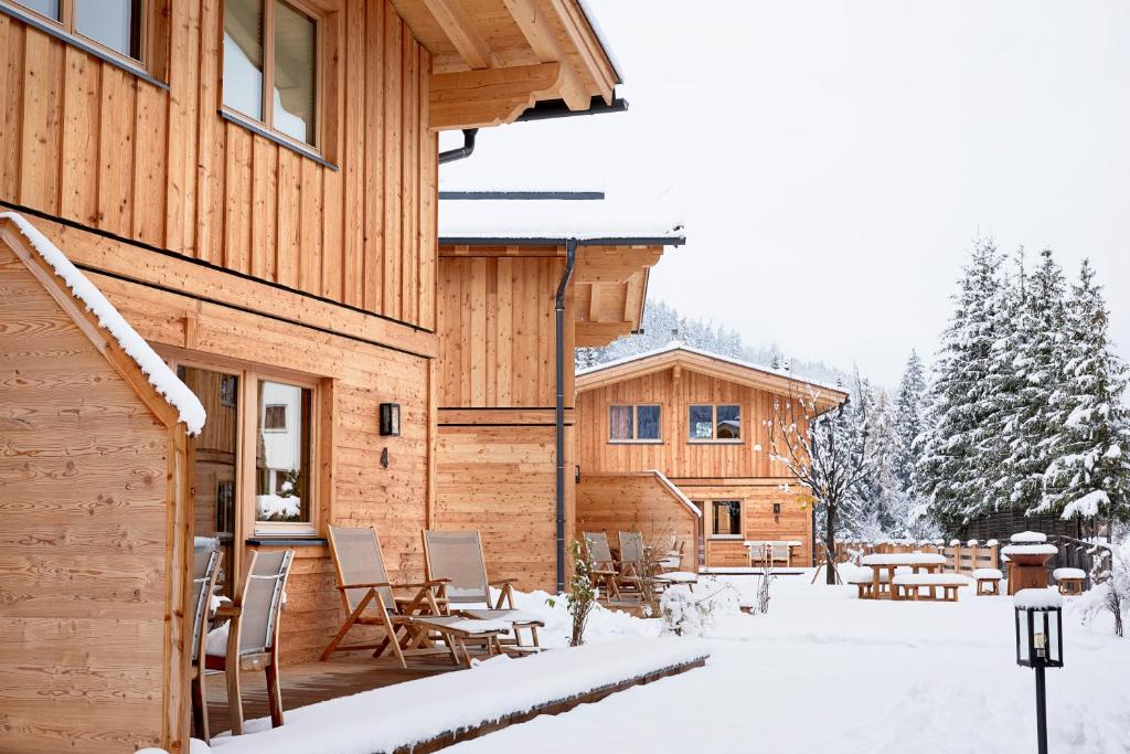 埃尔瓦尔德Zugspitz Lodge的木屋,在雪中设有庭院