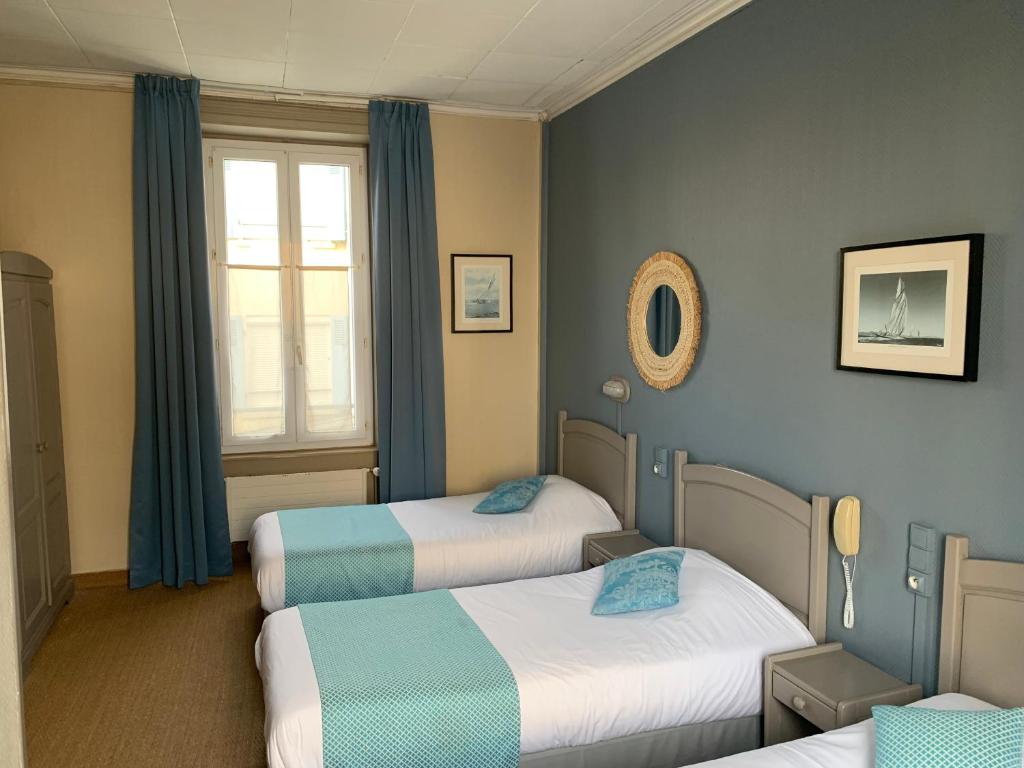 莱萨布勒-多洛讷里歇家庭旅馆的酒店客房设有两张床和窗户。