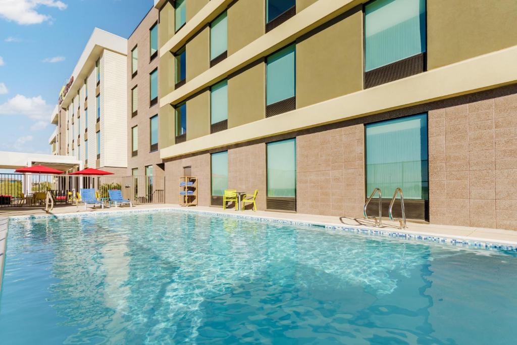 玛丽湖Home2 Suites By Hilton Lake Mary Orlando的大楼前的游泳池