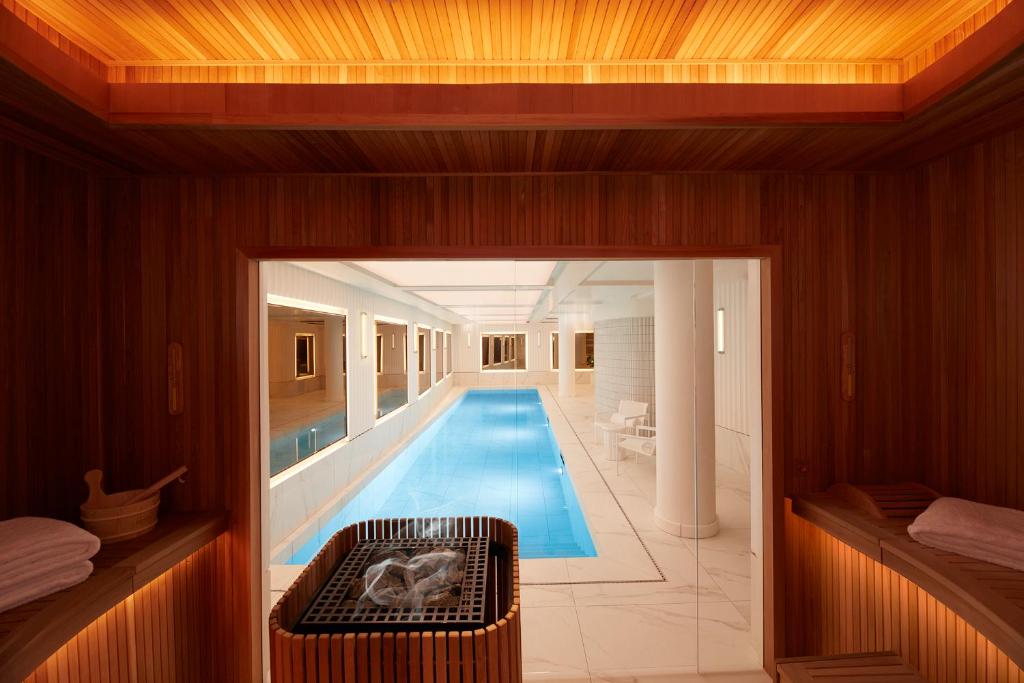 巴黎Villa-des-Prés的游泳池,位于带游泳池的房子里
