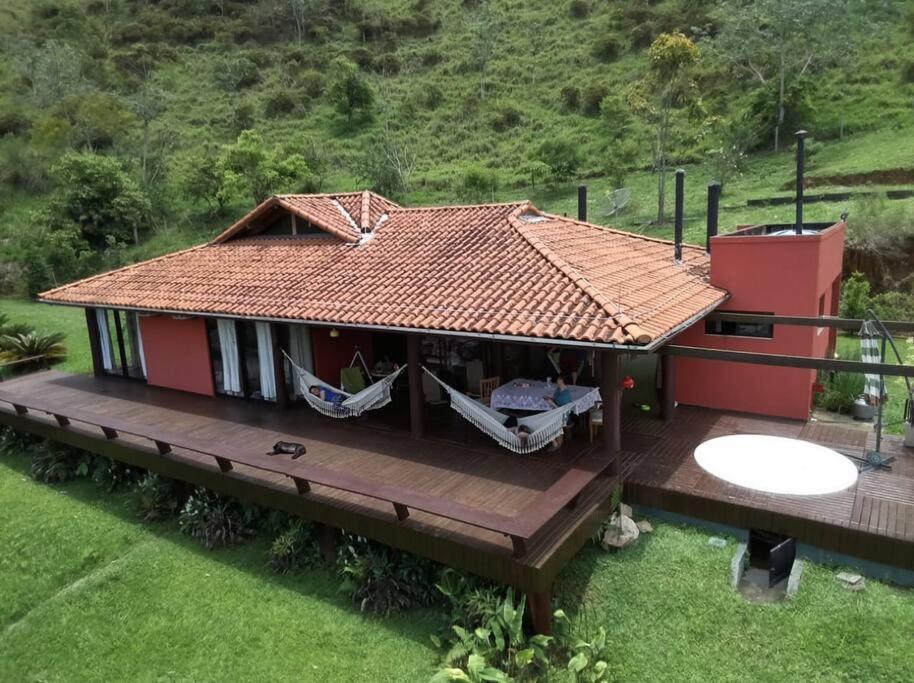 圣若泽-杜巴雷鲁Refúgio paradisíaco em frente a Serra da Bocaina !的房屋设有带吊床的甲板