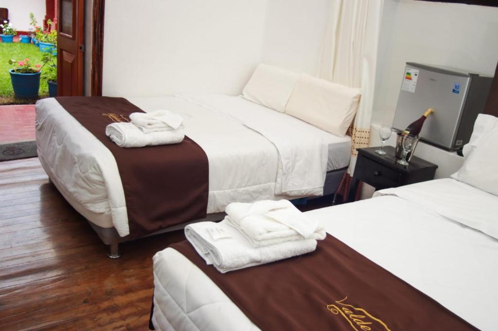 阿亚库乔Casona Valdelirios Hotel的酒店客房,配有两张带毛巾的床
