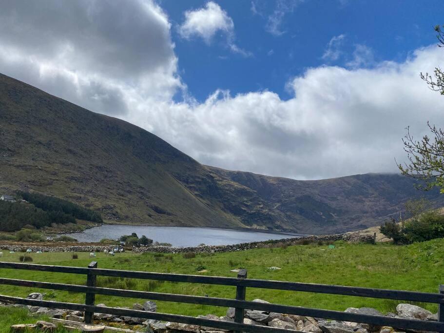 格伦贝赫Cois Locha的山中湖泊旁的围栏