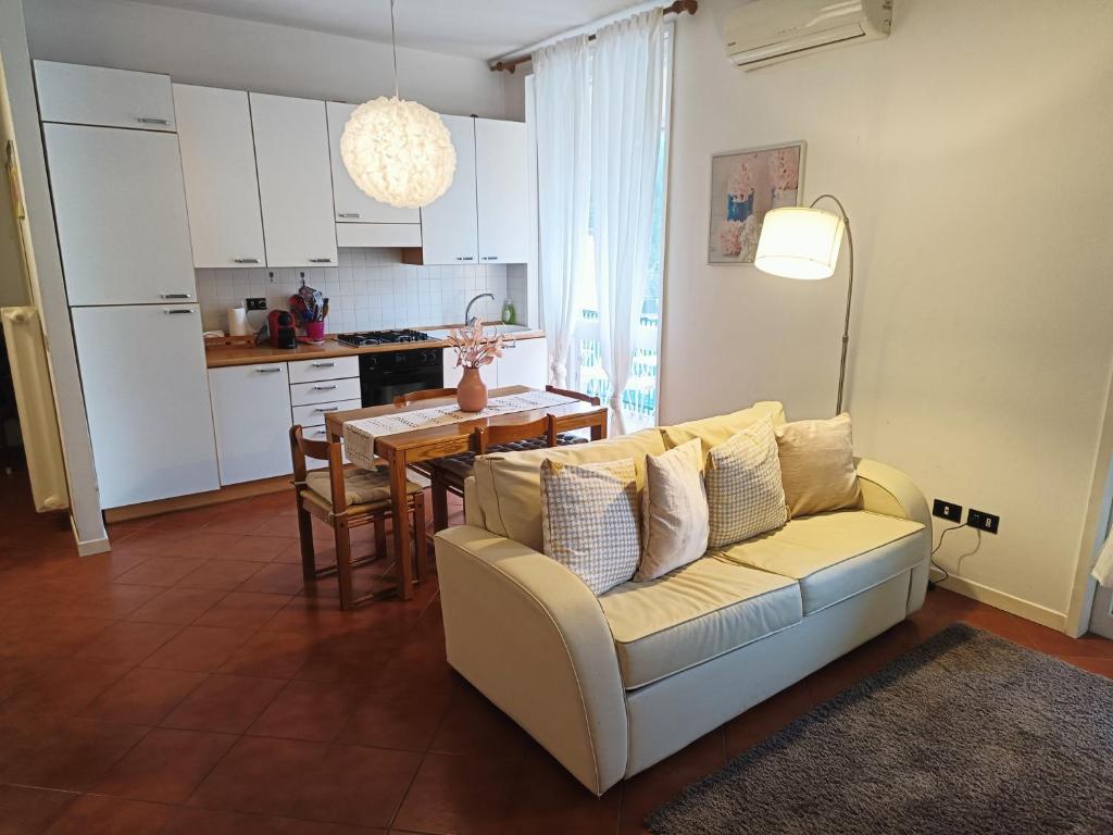 里乔内BlancoHouse Viale Ceccarini的客厅配有沙发和桌子