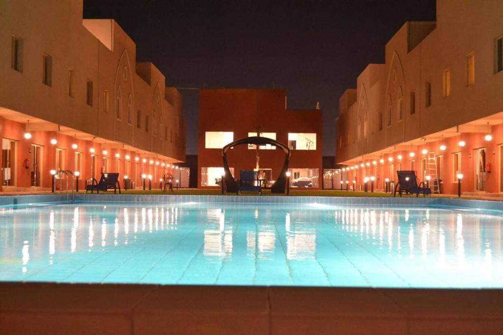欧普尔فردان ريزيدانس - جدة Verdun Residence Jeddah的一座大楼里的一个大型游泳池