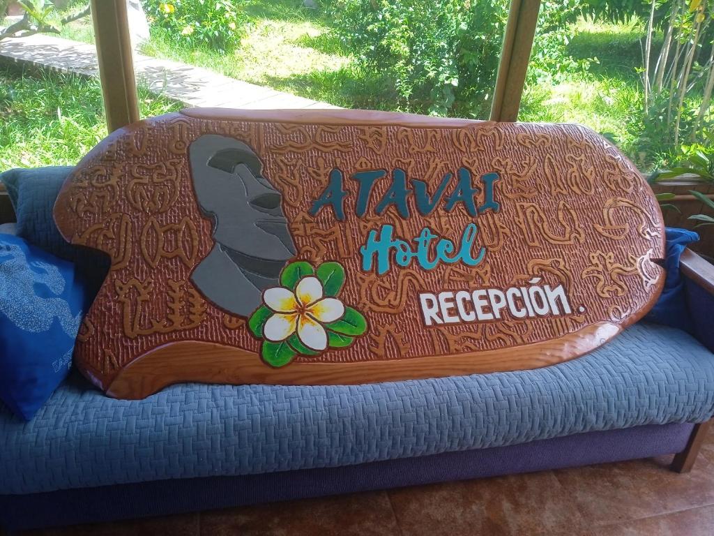 安加罗阿Atavai Hotel Rapa Nui的沙发上的枕头,上面有花
