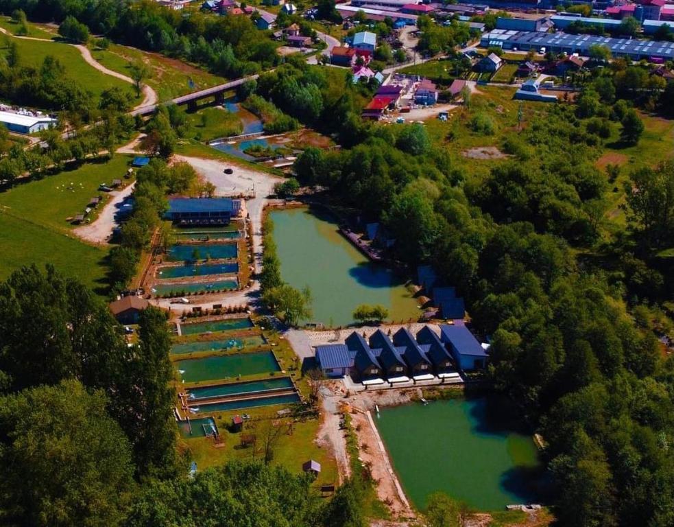 Valea DanuluiPastravaria Zavoi的享有公园的顶部景色,设有两个池塘
