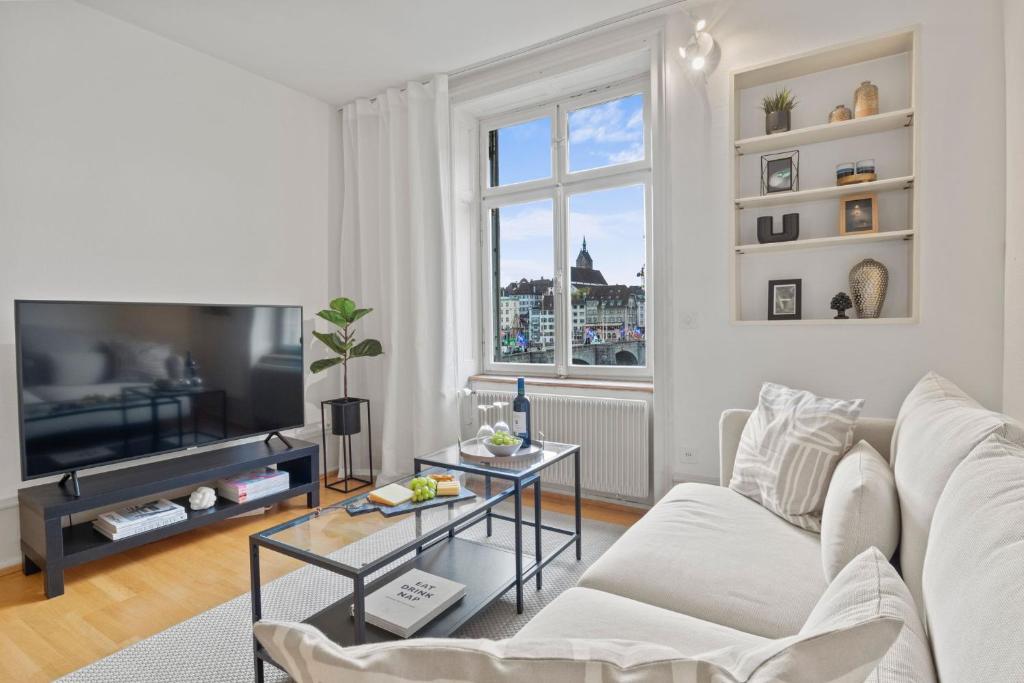 巴塞尔NEU - Citywohnung mit Rheinblick的客厅配有白色沙发和窗户