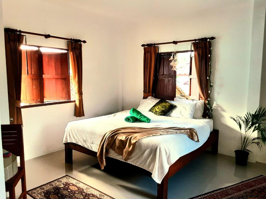 Haad Chao PhaoCentral Essence的一间卧室配有一张绿化带床