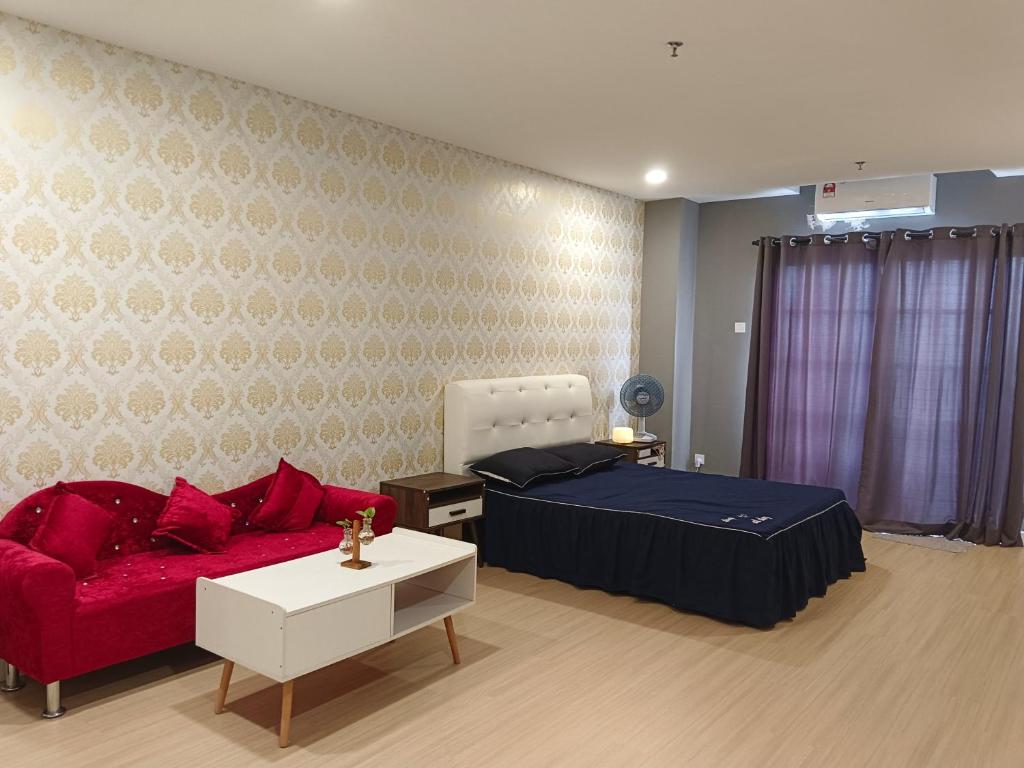 金宝Champs Elysees的一间卧室配有一张床和一张红色的沙发