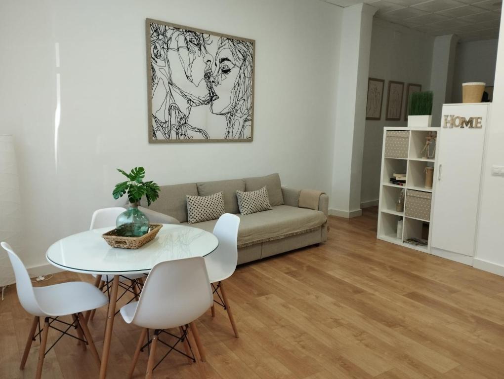 拜纳APARTAMENTO TURISTICO LEO BAENA的客厅配有沙发和桌椅