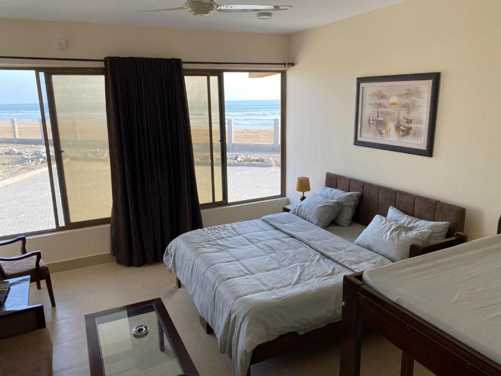 Kundmalir Gold Coast Beach Resort的一间卧室设有一张床,享有海景