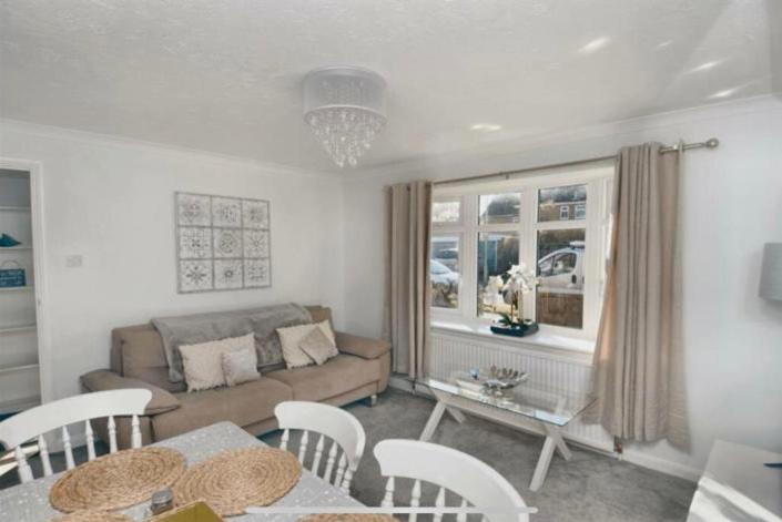 KentHideaway Whitstable的客厅配有沙发和桌椅