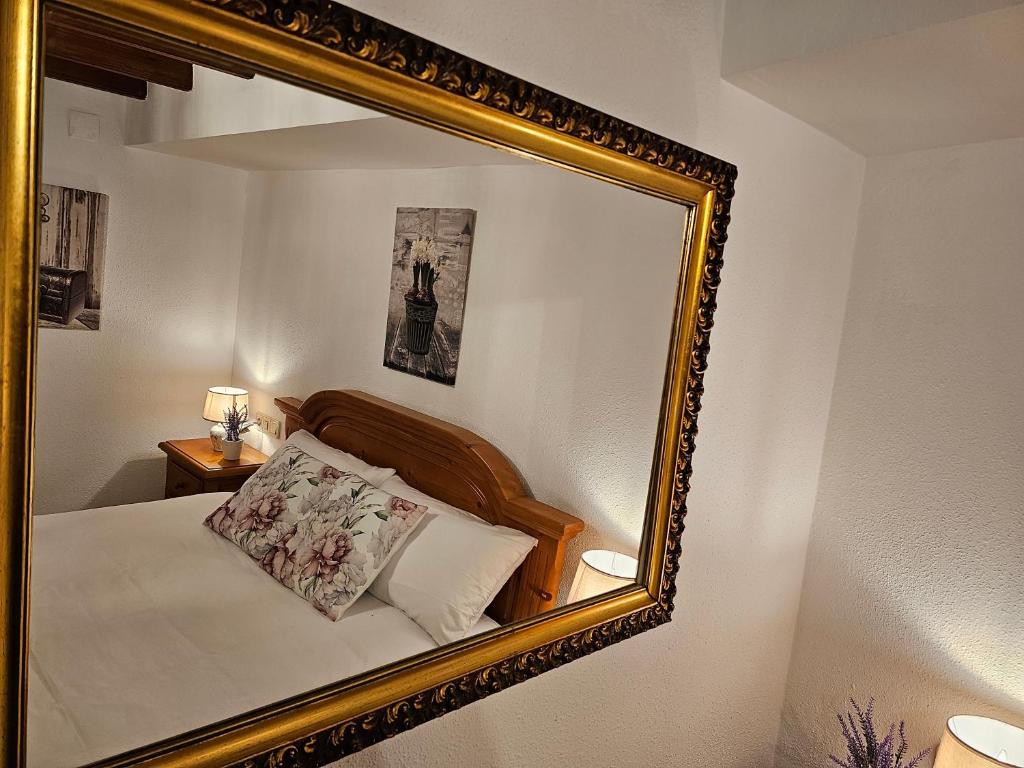 比拉法梅斯Casa Turistica Torreón de Villafamés的卧室内的镜子反射着一张床