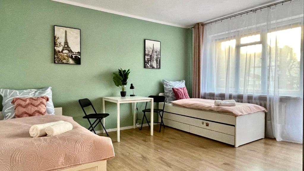 什切青Beautiful rooms in Szczecin - parking Gratis的一间卧室设有两张床和窗户。