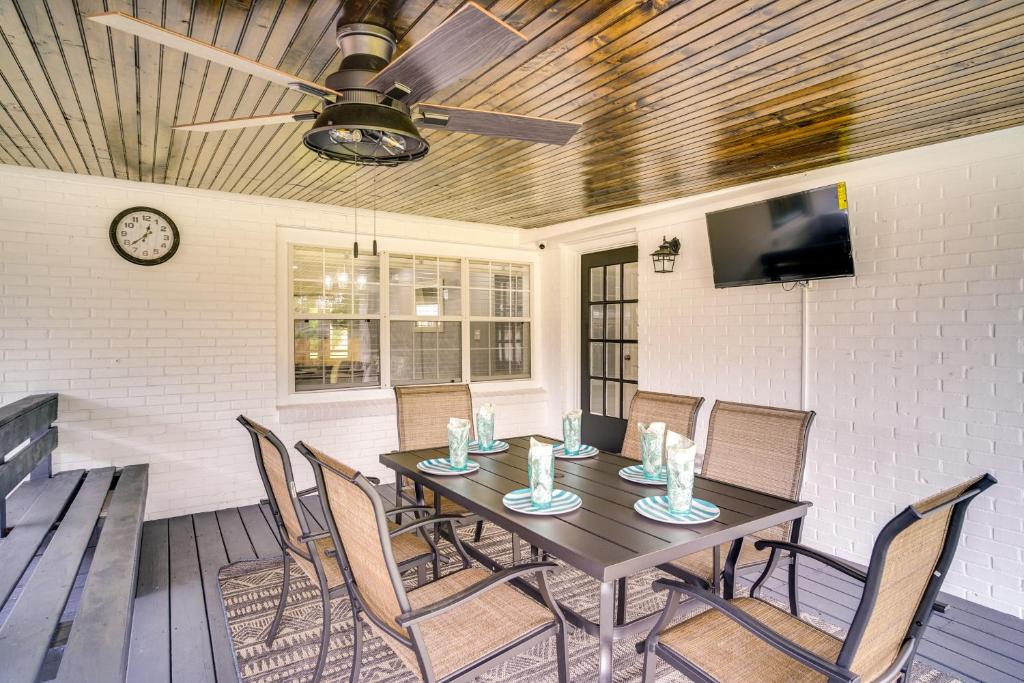 查尔斯湖Lake Charles Home with Gas Grill and Fenced-In Yard!的餐桌、椅子和吊扇