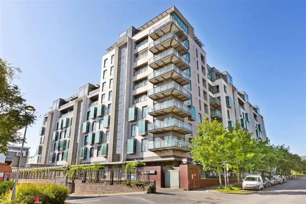 都柏林Two bed apartment in Sandyford的城市街道上的大型公寓楼