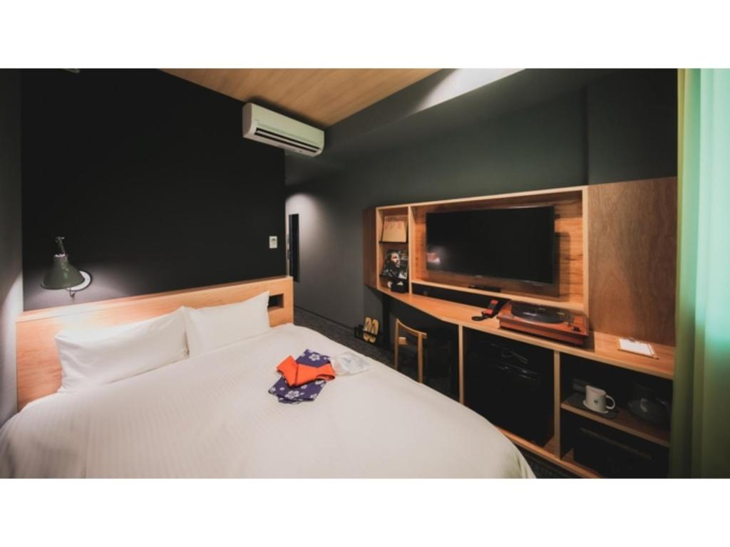 松山dogo hakuro - Vacation STAY 80196v的卧室配有白色的床和平面电视。