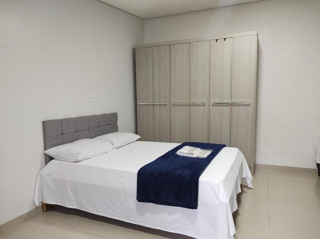 卡夸尔Apartamentos aconchegantes no centro da cidade的一间卧室配有一张大床和一个橱柜