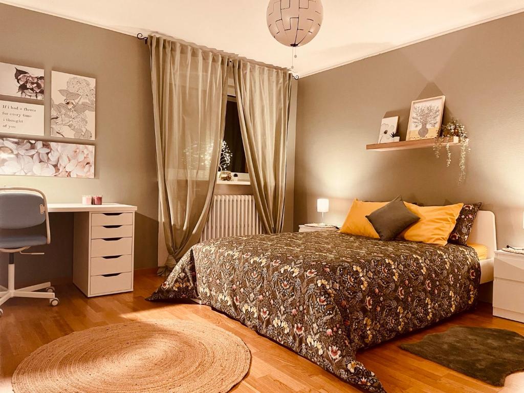 卢森堡Guest House的一间卧室配有一张床、一张书桌和一个窗户。
