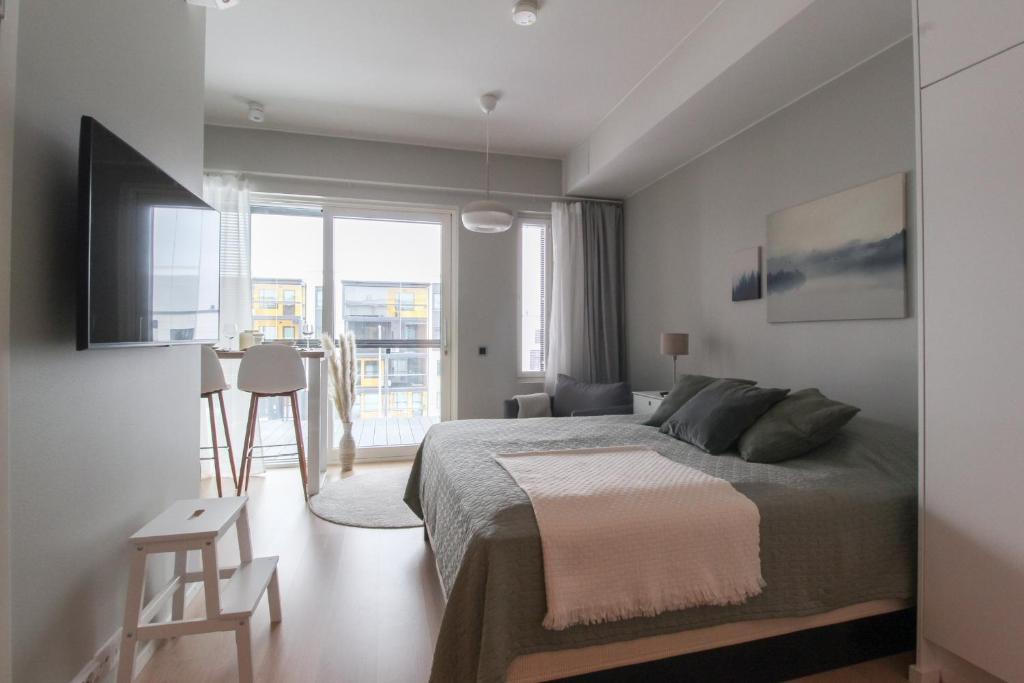 库奥皮奥City Apartment Kallaveden Marina的一间卧室设有一张床和一个大窗户