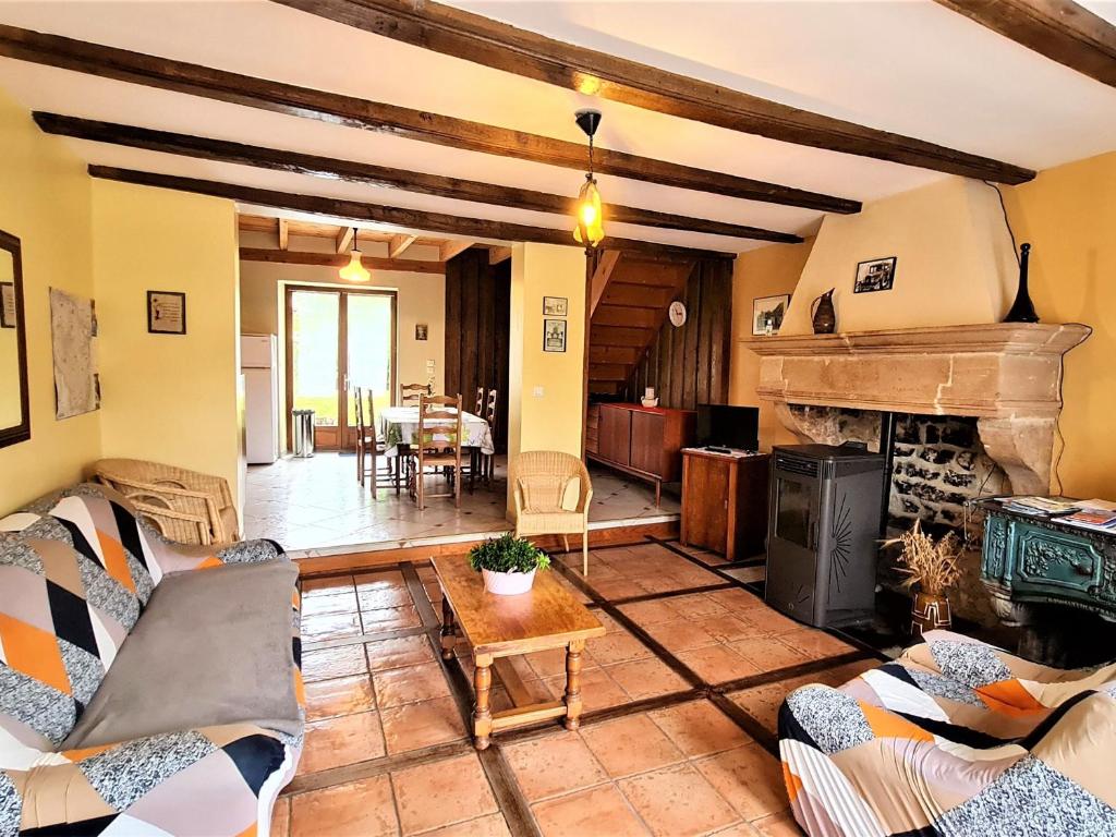 Gîte Méligny-le-Grand, 4 pièces, 6 personnes - FR-1-585-29的带沙发和壁炉的客厅