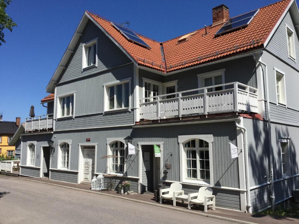 Insjön银河住宿加早餐旅馆的灰白色的房屋,有红色的屋顶