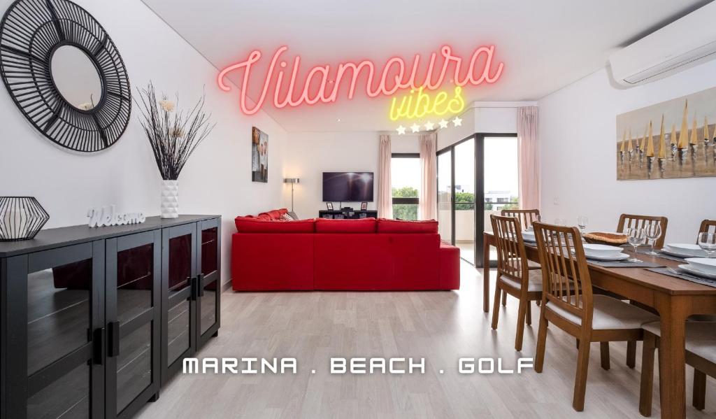 维拉摩拉Vilamoura - Spacious with Swimming Pool & View的客厅配有红色的沙发和桌子