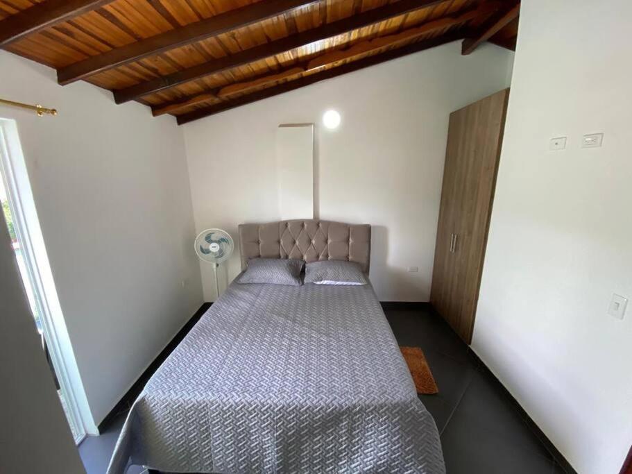 圣希尔Hermoso Apartamento en San Gil的卧室位于客房的角落,配有一张床