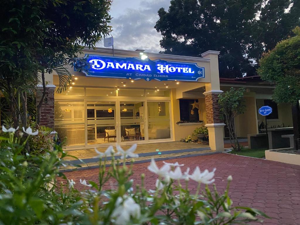达古潘Damara Hotel at Ciudad Elmina的前面有蓝色标志的餐厅