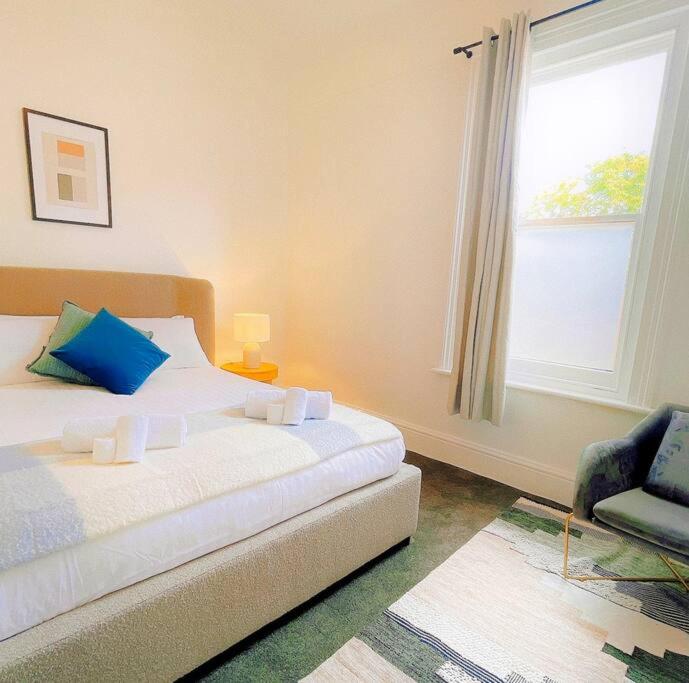 Luxury Hobart City Fringe Home客房内的一张或多张床位