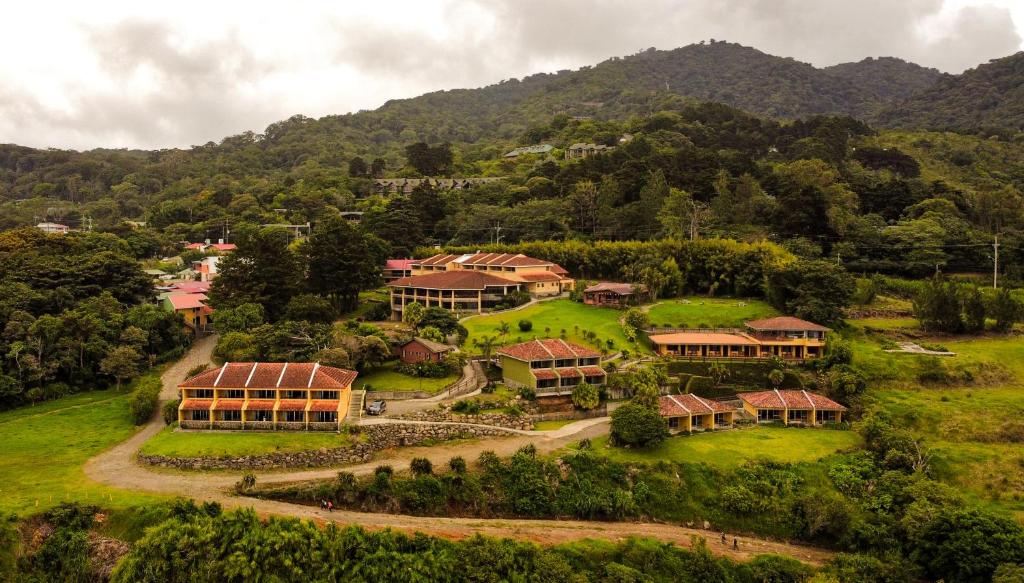 蒙泰韦尔德哥斯达黎加蒙特韦尔德蒙大拿酒店的山丘上房屋的空中景致