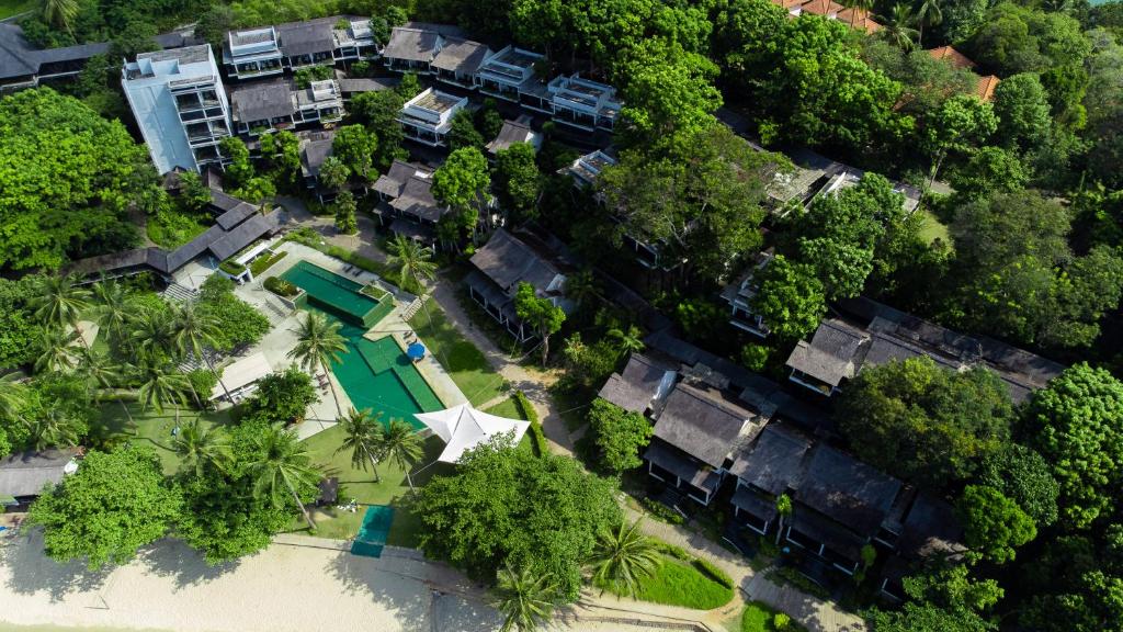 秾莎图瑞海滩假日酒店的享有带游泳池和树木的度假村的空中景致