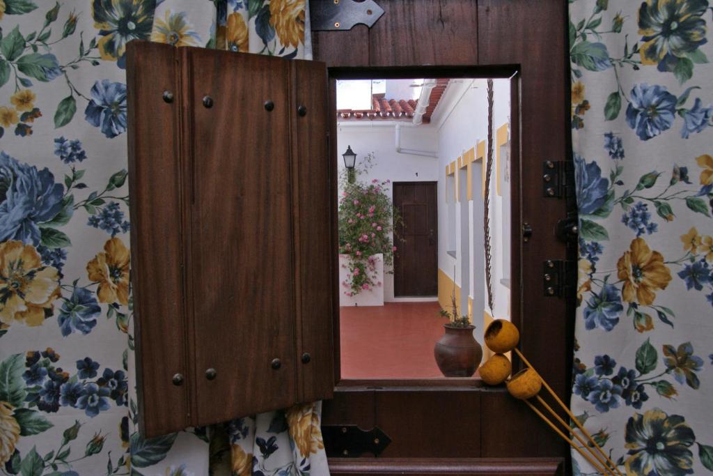 阿兰德鲁阿尔艾洛耶梅托佩罗罗德里格斯酒店的墙上挂着鲜花的镜子