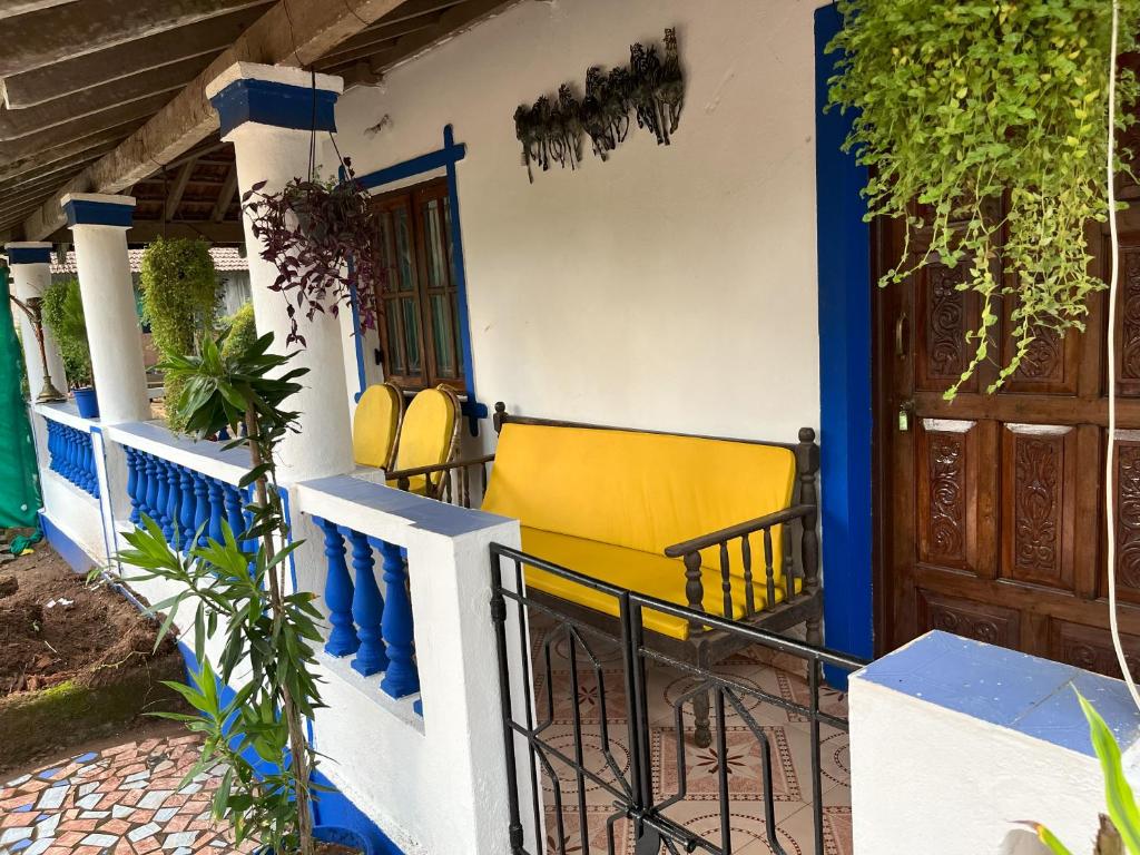 莫尔吉姆Ales & Juli的蓝色和白色的房子,门廊上摆放着黄色的椅子
