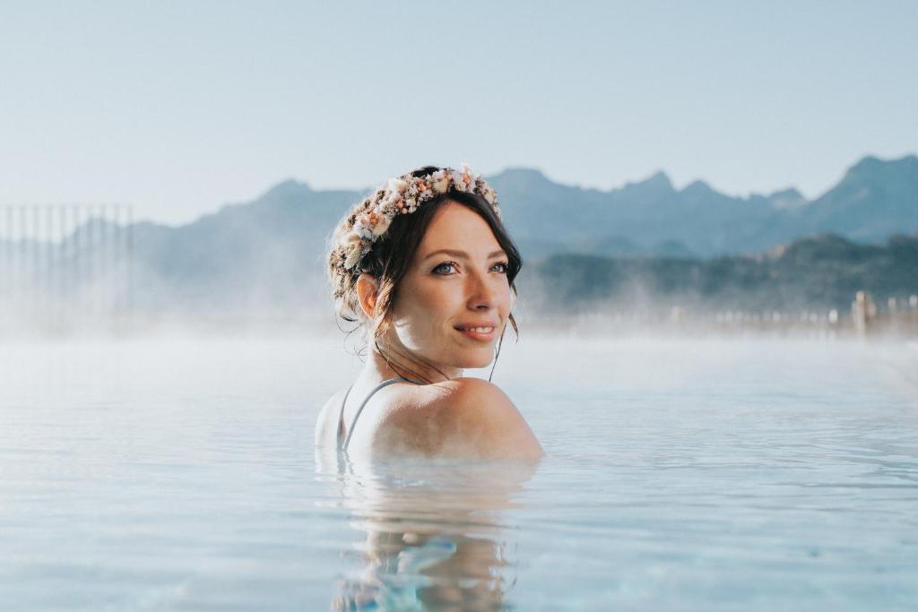 塞格PANORAMA Allgäu Spa Resort的站在水中水中的女人