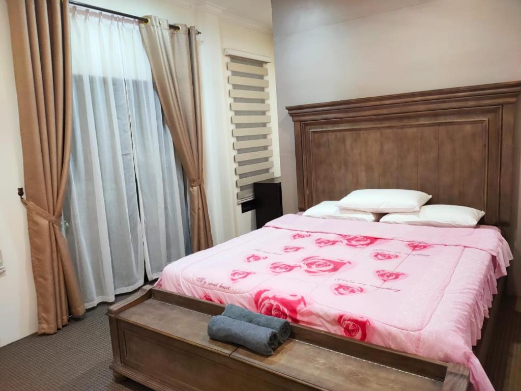 斯里巴加湾市Al Hidayah Suite的一间卧室配有一张带粉红色床单和玫瑰的床。