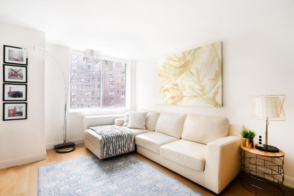 纽约Lovely 2 Bedroom Apartment的客厅配有白色沙发和窗户