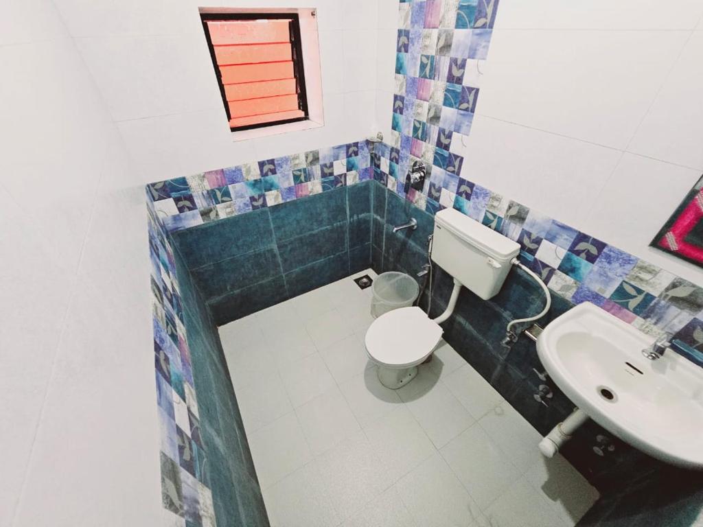巴加Hotel的一间带卫生间和水槽的浴室