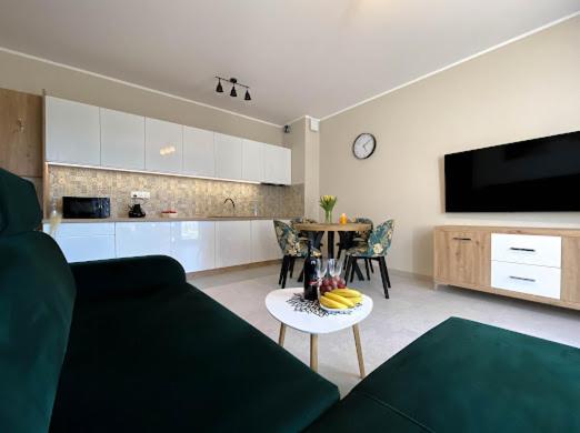 尤斯托尼莫斯基Apartament Morski Wiatr的客厅配有沙发和带香蕉的桌子