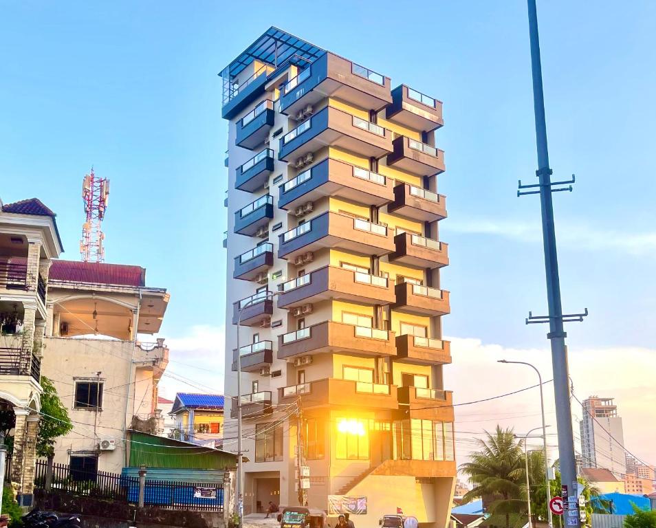 西哈努克SKYVIEW Residence & Apartments Sihanoukville的城市街道上高高的建筑,带阳台