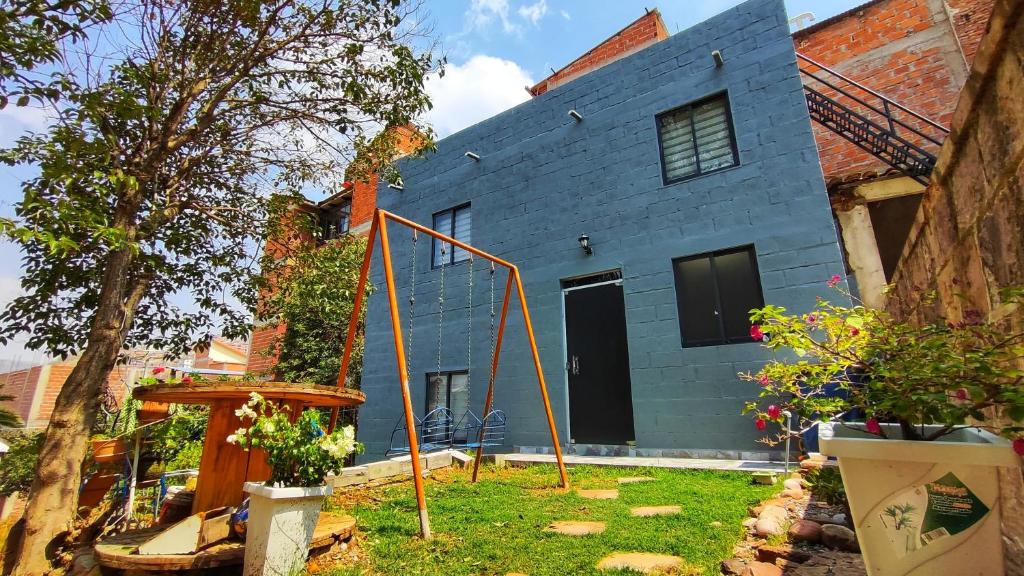 苏克雷Guest House in Sucre的院子里有植物的蓝色房子