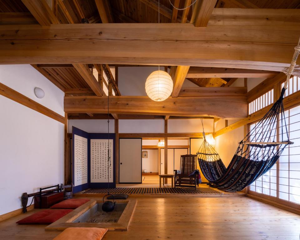 长野Villa Iizuna Plateau -飯綱高原の山荘-的天花板上设有吊床的房间