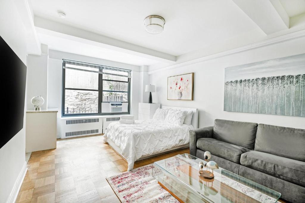 纽约Cozy Studio Apartment的客厅配有沙发和1张床